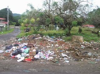 Basura en Sabanitas, Panamá, round the world, La vuelta al mundo de Asun y Ricardo, mundoporlibre.com