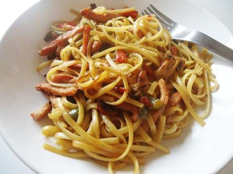 Tallarines con lomo y verduras