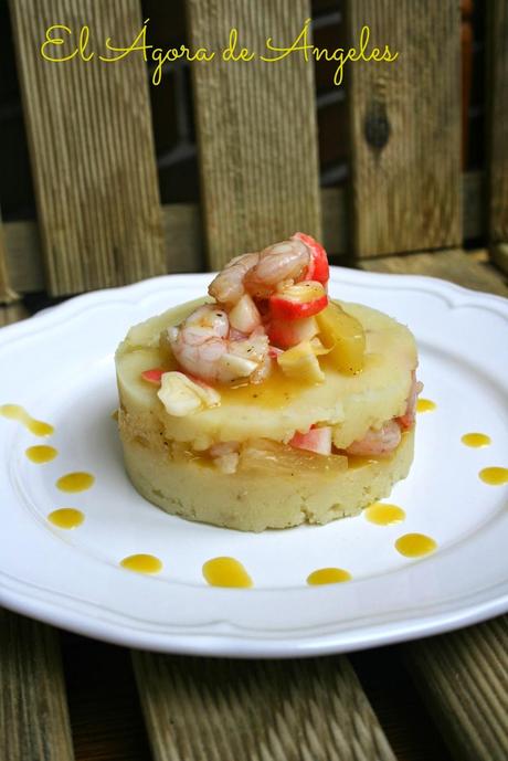 PASTEL DE PATATA CON GAMBAS ,PIÑA Y VINAGRETA DE MANGO