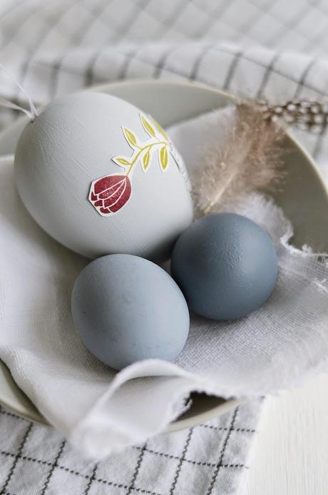 La idea del miércoles.....Huevos de Pascua con pegatinas