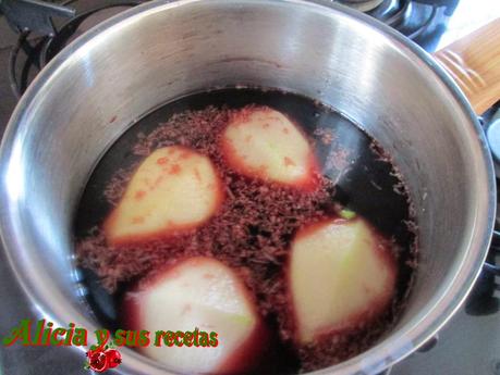 PERAS AL VINO TINTO CON CREMA DE VAINILLA