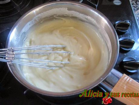 PERAS AL VINO TINTO CON CREMA DE VAINILLA