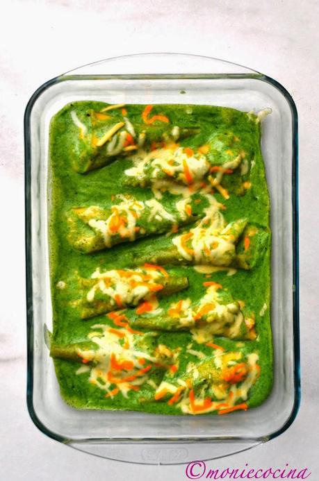 CUCURUCHOS DE PASTA RELLENOS DE PURÉ DE PATATA Y GAMBAS CON BECHAMEL DE
ESPINACAS