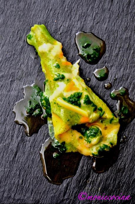 CUCURUCHOS DE PASTA RELLENOS DE PURÉ DE PATATA Y GAMBAS CON BECHAMEL DE
ESPINACAS