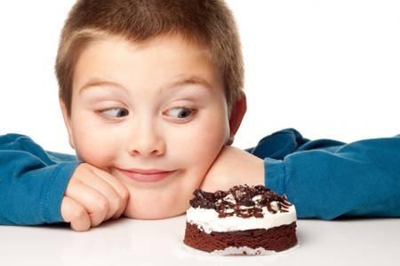 niño comiendo postre inglés