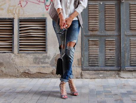 Ripped Jeans, Chanelero y Sandalias Print.