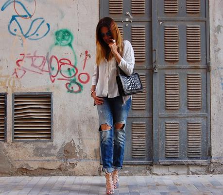Ripped Jeans, Chanelero y Sandalias Print.