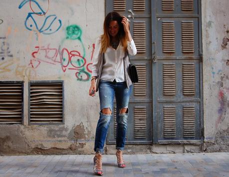 Ripped Jeans, Chanelero y Sandalias Print.