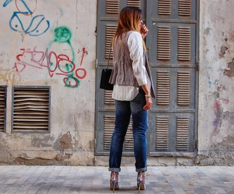 Ripped Jeans, Chanelero y Sandalias Print.