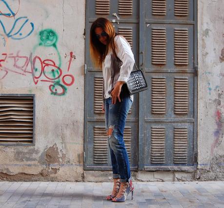 Ripped Jeans, Chanelero y Sandalias Print.