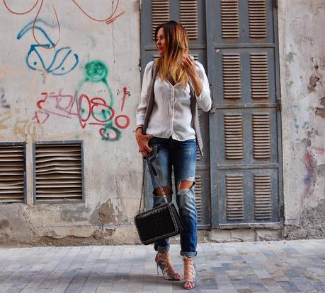 Ripped Jeans, Chanelero y Sandalias Print.