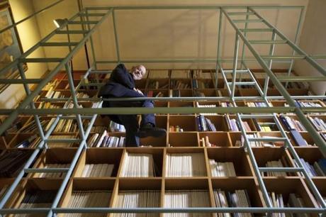 Mario Bellini en su librería-escalera.