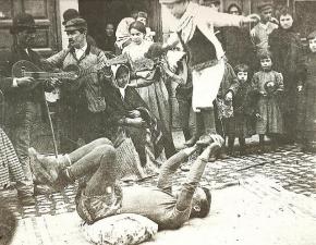 Saltimbanquis en las calles de Madrid en 1895