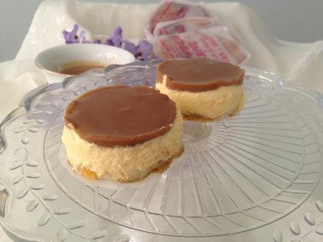 Mini tarta de queso con cobertura de café con leche y pastel de salmón hechos con tortas de Inés Rosales sin azúcar