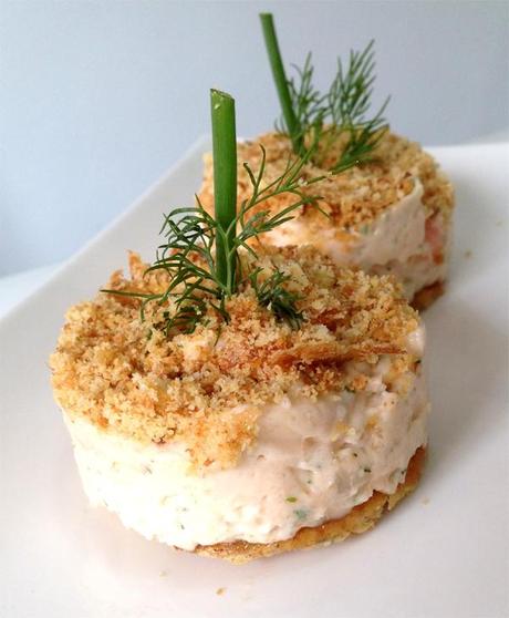 Mini tarta de queso con cobertura de café con leche y pastel de salmón hechos con tortas de Inés Rosales sin azúcar