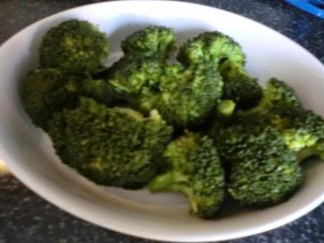 Brocoli con salchichas y salsa roquefort