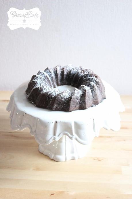 Chocolate Guinness Bundt with Carambar Sauce / Bundt de Guinness y Chocolate con Salsa de Carambar