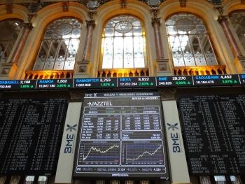 Paneles de la bolsa en el Palacio de la Bolsa en Madrid