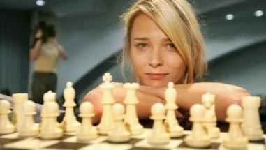¿Juegan mejor al ajedrez las rubias o las morenas?