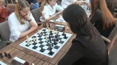 ¿Juegan mejor al ajedrez las rubias o las morenas?