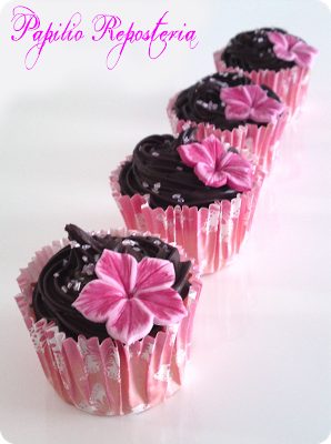 Cupcakes de pastel de queso con fresas