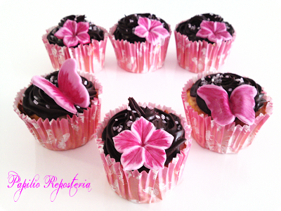 Cupcakes de pastel de queso con fresas