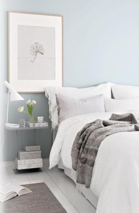 UN DORMITORIO FRESCO CON LINO Y SUAVES GRISES / A FRESH BEDROOM WITH TEXTIL LINEN AND A SOFTLY GRAY