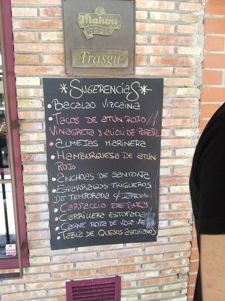 Café Trasgu en Valdebernado buena selección de vinos y tapas creativas