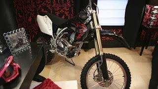 Lindos dormitorios decorados con motocicletas