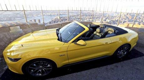 A 50 años de su lanzamiento, suben un Mustang al Empire State