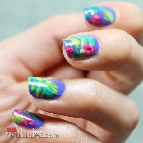 Uñas decoradas con flores tropicales