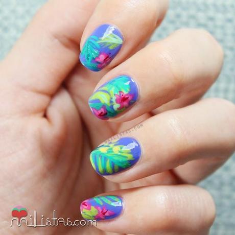 Uñas decoradas con flores