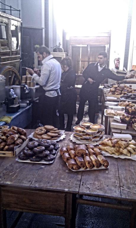 Nada mas entrar a la estación y para entrar en calor podemos disfrutar de un café caliente con un buen brownie, muffin o napolitana.