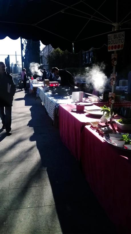 En el exterior de la estación disfrutaremos al sol de una buena cerveza o vino tinto, con un buen bocata de jamón, sushi de David Juarez, unas migas recientes