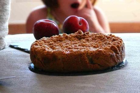 La cara de sorpresa al ver la tarta de miga ciruela y avellana fue lo más emocionante de una tarde de cocina con una receta improvisada
