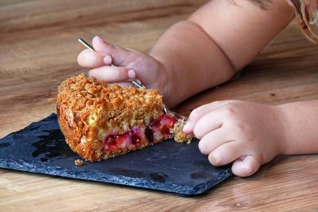La tarta de miga y fruta de temporada la hemos preparado esta vez con avellana, ciruelas y frambuesas. Deliciosa tarta otoñal