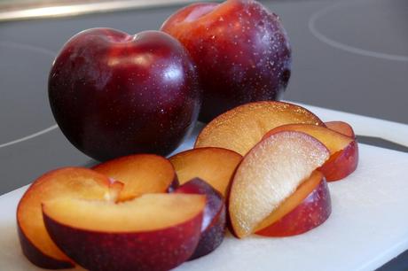 La ciruela acaba su temporada a finales de agosto, hemos utilizado esta fruta en nuestra tarta para darle un toque muy original a la receta