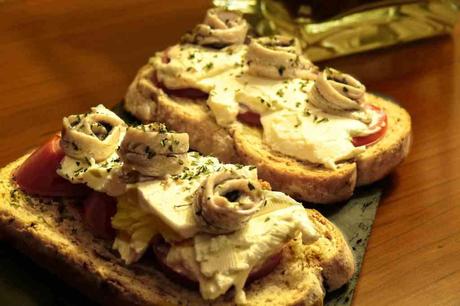 Aprovechamos unos boquerones en vinagre preparando una rica tosta sobre pan mediterráneo Hacendado