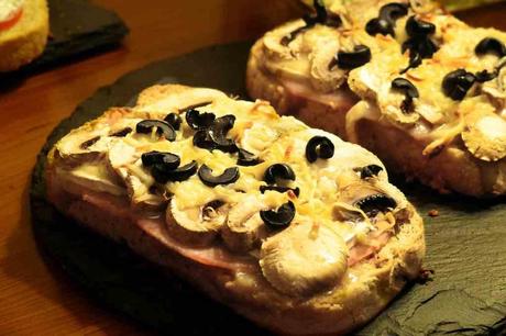 Receta de mi tosta, primer día de otoño, tosta preparada con ingredientes que había por casa, champi, queso de cabra, jamón y aceitunas, en pan mediterráneo