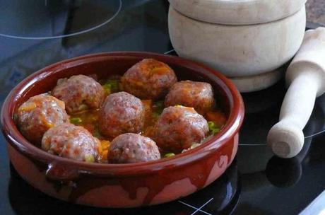 Receta de albóndigas en salsa con verduritas muy sencilla de preparar. Están deliciosas e invitan a mojar pan en la salsita