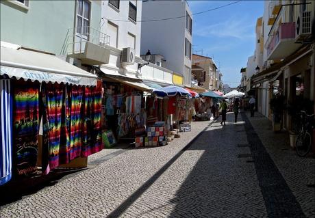 En la calle más comercial de Vila Real de San Antonio, podemos encontrar muchas tiendas con textiles de todo tipo, pijamas, toallas, manteles