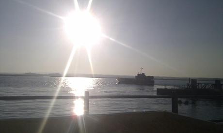 Las puestas de sol en la costa de la luz son espectaculares, este año vimos atardecer en silencio absoluto desde el faro del cantil de Isla Cristina
