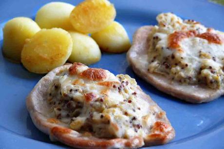 La costra de mostaza resulta de añadir queso parmesano y granitar en el grill la pechuga de pavo. El sabor de esta salsa es expectacular