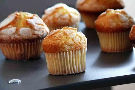 Magdalenas para el desayuno preparadas con thermomix y receta del blog en una servilleta. Con nata y pocos ingredientes más tenemos desayuno para toda la semana