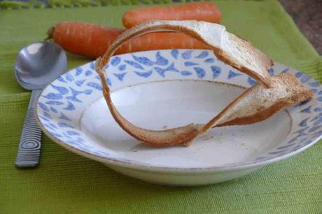 Para emplatar la crema de zanahoria he utilizado la idea que vimos hace unos días de utilizar un molde de pan bimbo puesto de pié en el plato