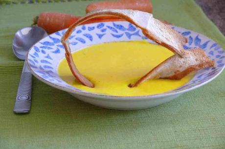 Receta de una rica y ligera crema de zanahoria preparada con thermomix y emplatada con nuestro molde de bimbo sobre plato