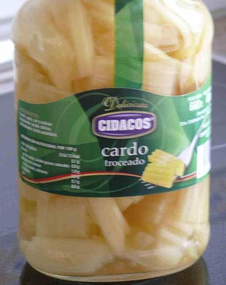 Hemos preparado esta receta barata y espectacular con un bote de cardo, haciendo una salsa de almendras para mojar pan y más pan