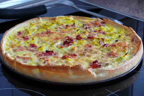 Una nueva receta en una servilleta, para un picoteo, cena informal, aperitivo o merienda en el campo, esta tarta salada o quiche de puerros y bacon es ideal