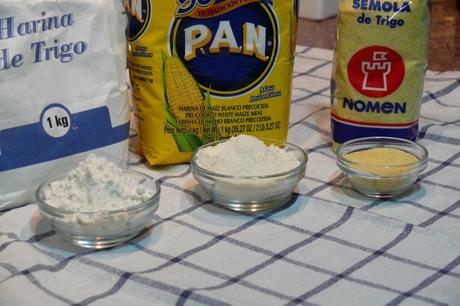 La harina de maíz precocida la compramos en Mercadona y la utilizamos para la pizza tipo dominos y para hacer pan casero con agua.