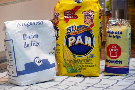 Los tipos de harina para la masa de pizza dominos o dominos pizza son harina de trigo, harina precocida de maiz y semolina o sémola de trigo.